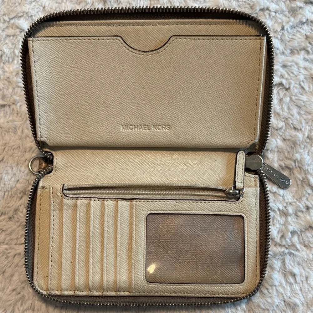 Michael Kors wallet - Picture 2 of 5